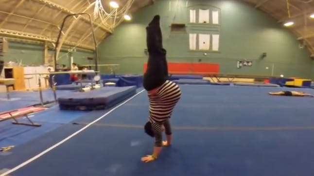 VIDEO Woman shows off gymnastics skills whilst 8 months pregnant